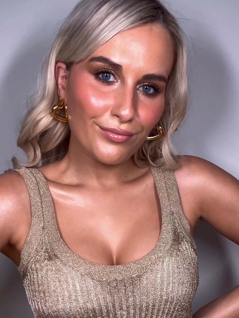 Influencer Shauna Doyle wearing the Luxury Mousse in Ultra Dark from the Tan Essentials gift set