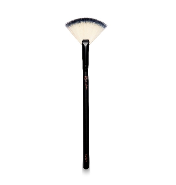 SD304 Large Fan Brush, a super lightweight tool for powder application, made of anti-bacterial and cruelty-free synthetic fibers for a flawless makeup finish