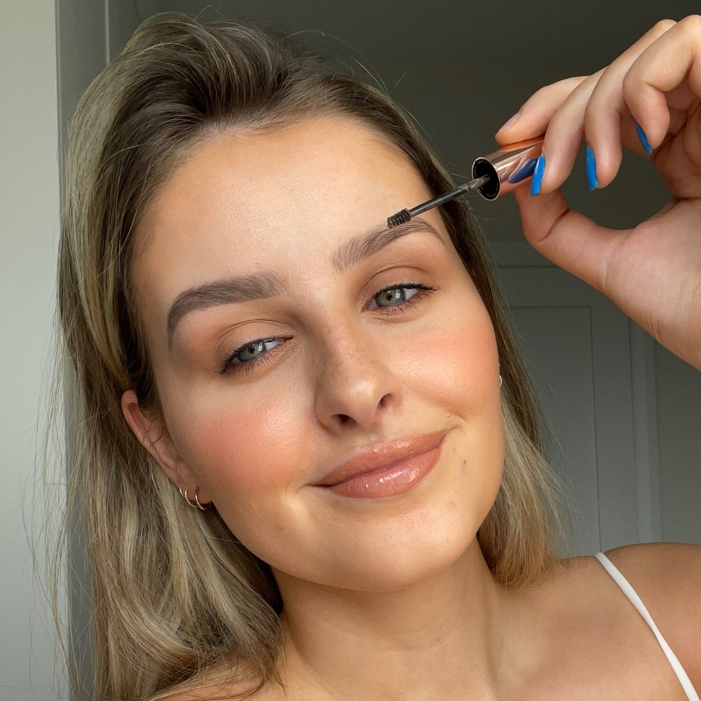 SOSU Cosmetics' Brow Gel in shade 01 Fair Warm for light colored hair with warm undertones, providing high impact brows with a quick-drying and long-lasting formula