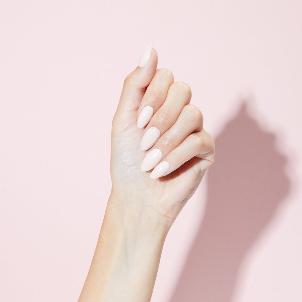 Vanilla Buttercream False Nails, Model Image | SOSU Cosmetics