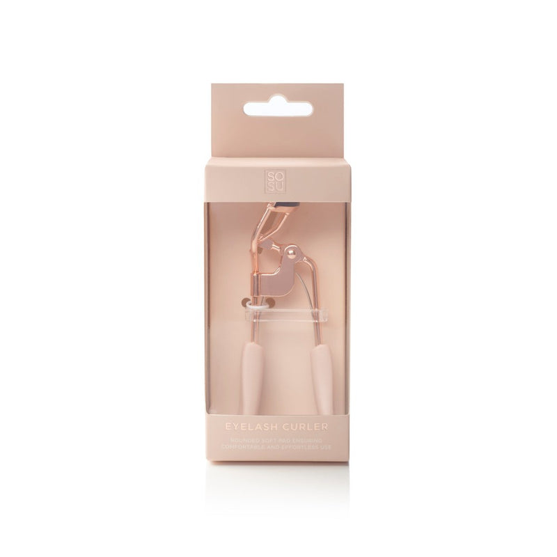 SOSU Cosmetics Eyelash Curler with a rounded soft pad for comfortable and effortless use, designed to give the appearance of lifted, lengthened lashes with an instant, long-lasting curl