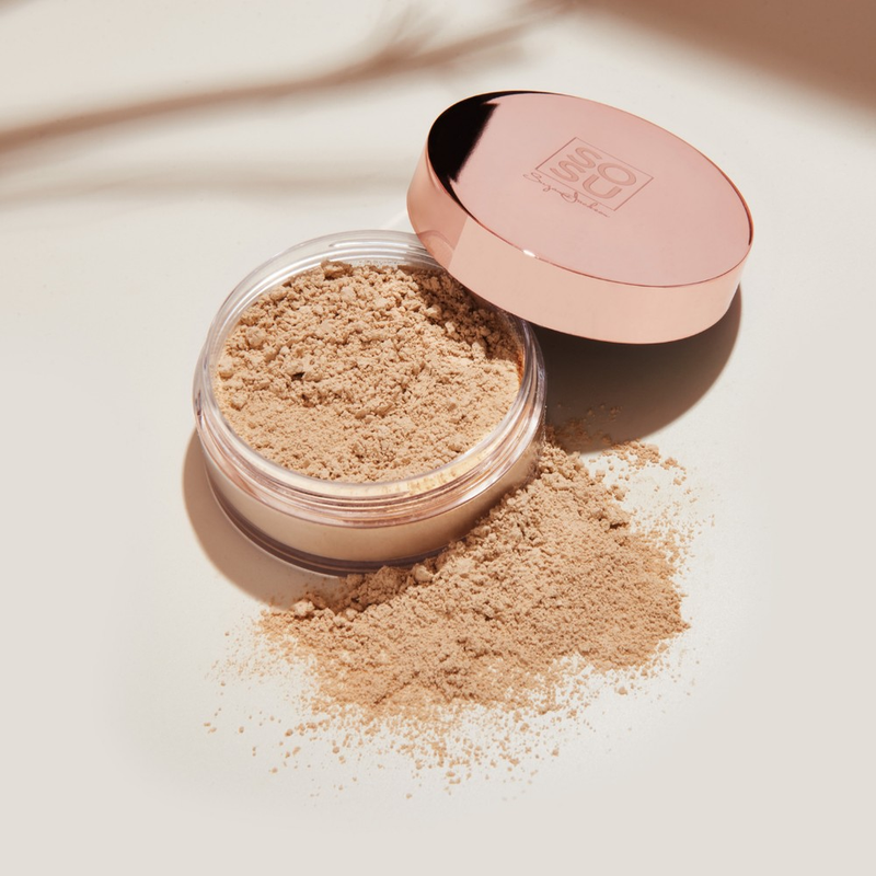 Light shade 01 Loose Setting Powder by SOSU Cosmetics, perfect for setting foundation, concealer, and blurring the skin for fair to medium skin tones. It provides a soft-focus finish with zero-flashback for picture perfect skin.