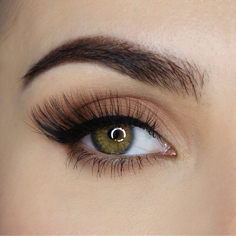 SOSU Cosmetics Amplify Eye Voltage Lash designed to create maximum volume with a lightweight feel, made from luxury reusable 3D synthetic fibres with a jet black curved lash band to intensify your look