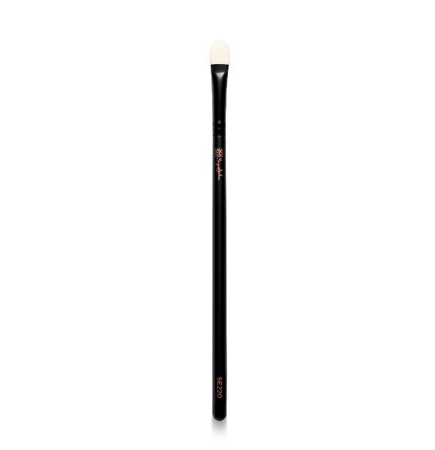 The SE220 Flat Carving Brush from SOSU Cosmetics, perfect for creating a precise cut crease, packing shadow and carving brows with its super soft luxury 100% synthetic fibers for a flawless makeup finish